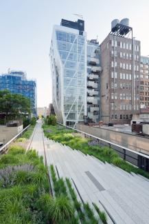 Just how close old and new are to each other can be seen not only with the High Line but also with the adjacent buildings as here in West Chelsea. Source: Iwan Baan The High Line with adjacent buildings